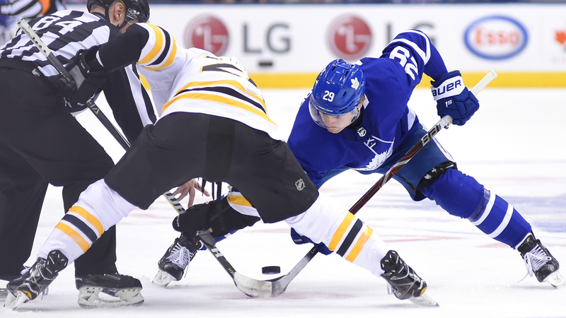 Bruins forward Riley Nash