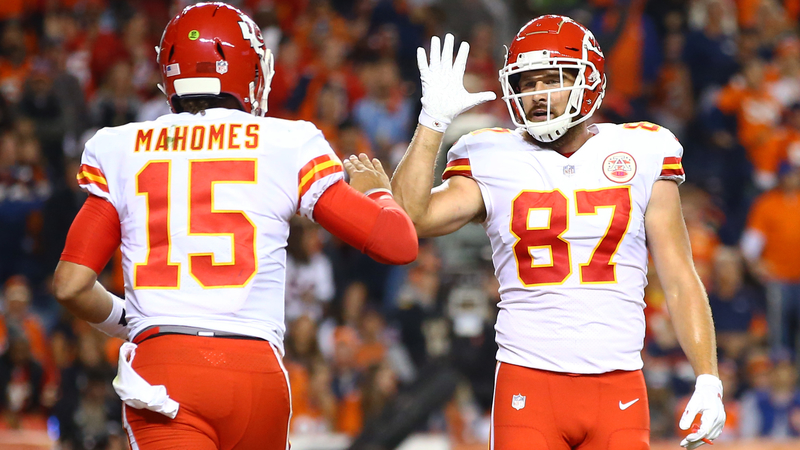 Patrick Mahomes high-fives Travis Kelce
