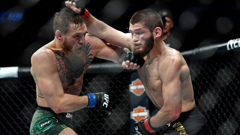 Khabib Nurmagomedov (red gloves) and Conor McGregor (blue gloves)