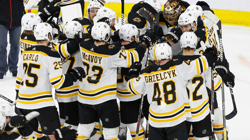 Boston Bruins goaltender Tuukka Rask (40) and teammates