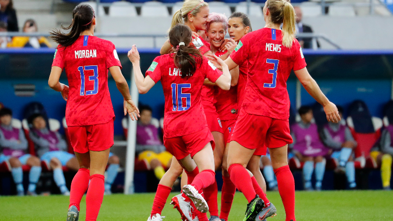 United States midfielder Lindsey Horan (9) and teammates