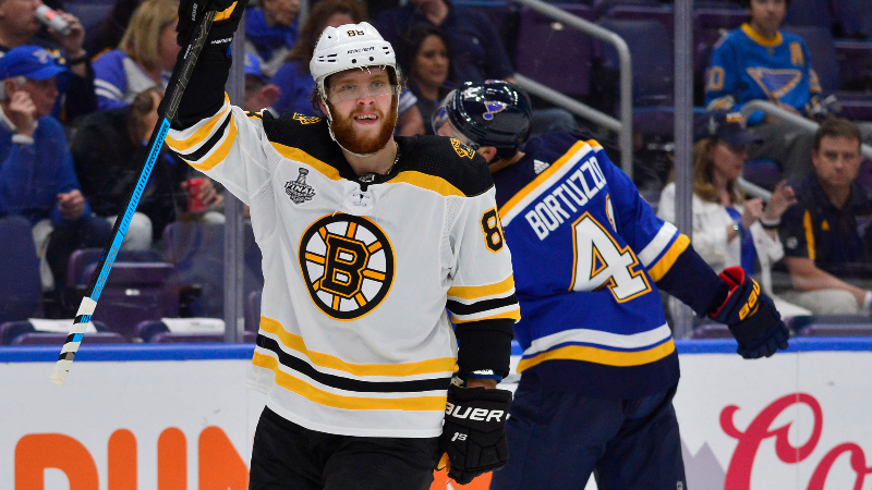 Boston Bruins right wing David Pastrnak (88)