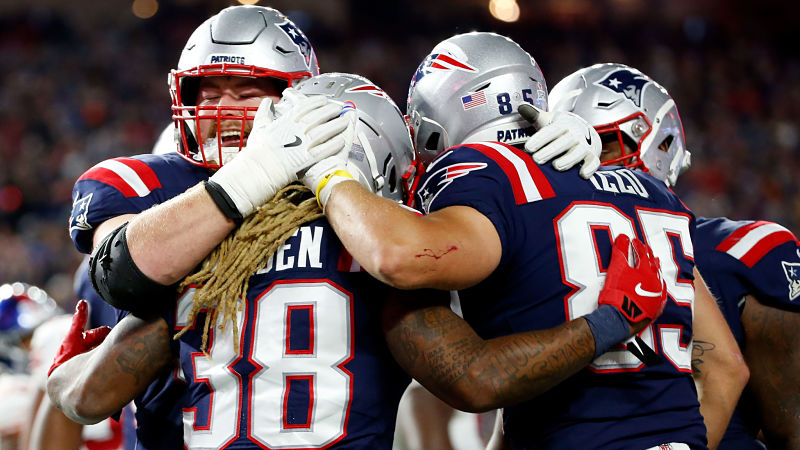 New England Patriots running back Brandon Bolden and tight end Ryan Izzo