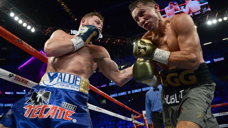 Gennady Golovkin (green trunks) and Canelo Alvarez (blue trunks)
