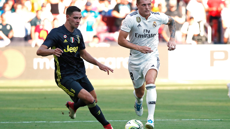 Real Madrid's Toni Kroos (right) and Juventus' Mattia De Sciglio