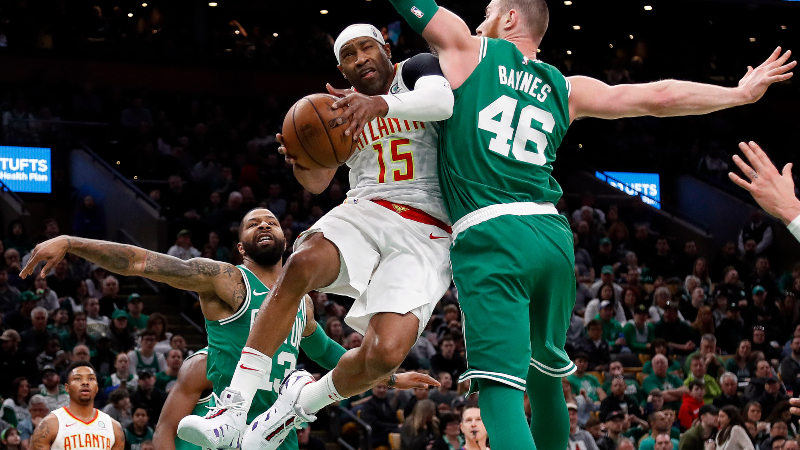 Atlanta Hawks forward Vince Carter (15) and