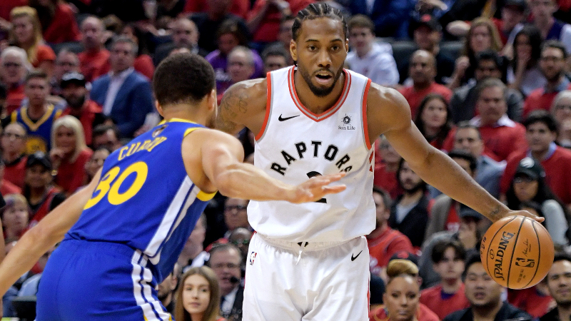 Toronto Raptors forward Kawhi Leonard (2) and Golden State Warriors guard Stephen Curry (30)