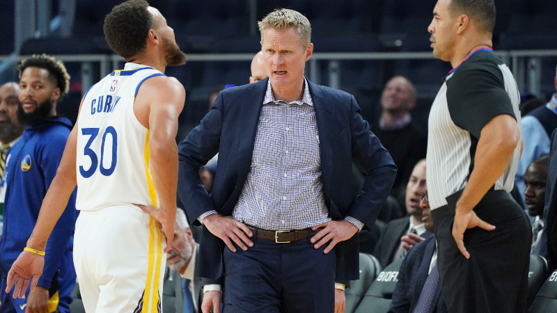 Golden State Warriors head coach Steve Kerr (center) and guard Stephen Curry (30)