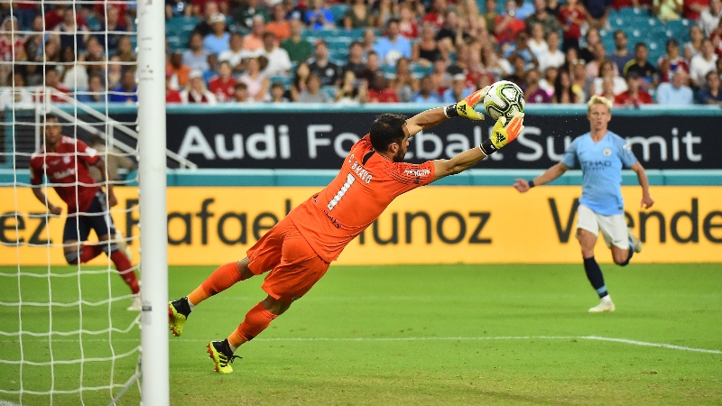 Manchester City goalkeeper Claudio Bravo (1)