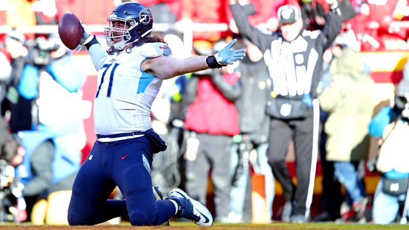 Tennessee Titans offensive lineman Dennis Kelly