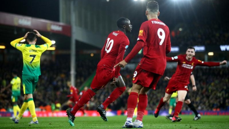Liverpool forwards Sadio Mane (10) and Roberto Firmino (9)