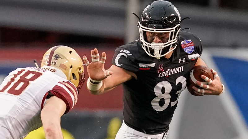 Cincinnati Bearcats tight end Josiah Deguara