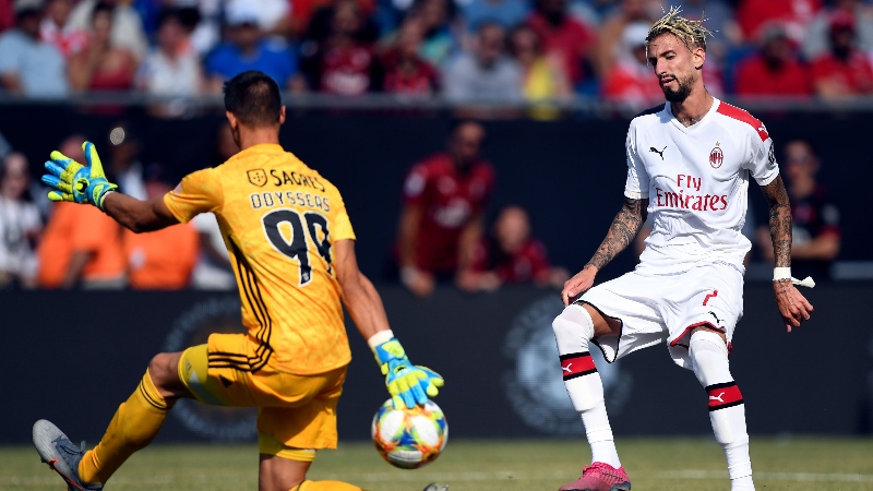 A.C. Milan forward Samu Castillejo (right) and Benfica goalkeeper Odisseas Vlachodimos