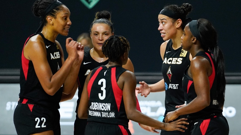 Las Vegas Aces center A'ja Wilson (22) and teammates