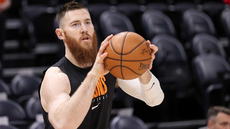 Phoenix Suns center Aron Baynes