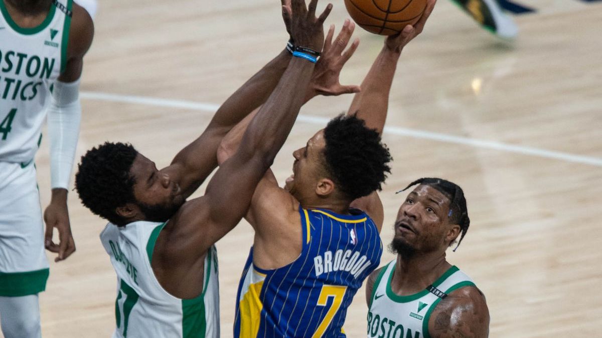 Indiana Pacers guard Malcolm Brogdon, Boston Celtics center Daniel Theis