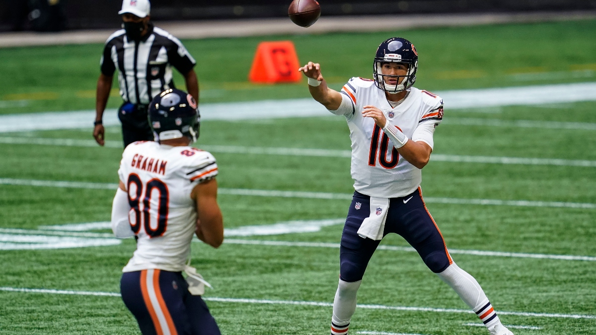 Chicago Bears quarterback Mitchell Trubisky (10) and tight end Jimmy Graham (80)