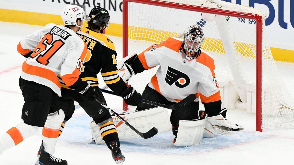 Boston Bruins right wing Craig Smith, Philadelphia Flyers goaltender Carter Hart