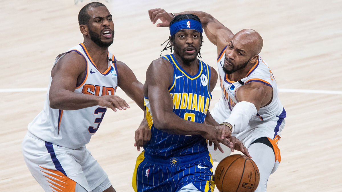 Indiana Pacers guard Justin Holiday and Phoenix Suns guard Jevon Carter