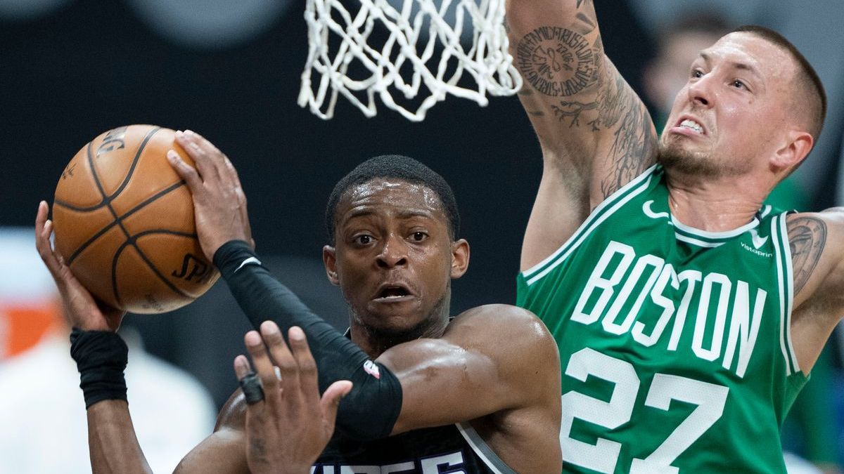 Sacramento Kings Guard De'Aaron Fox, Boston Celtics center Daniel Theis