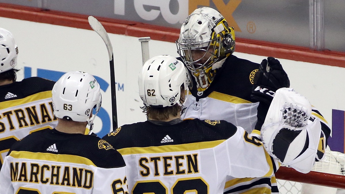 Boston Bruins goaltender Dan Vlader