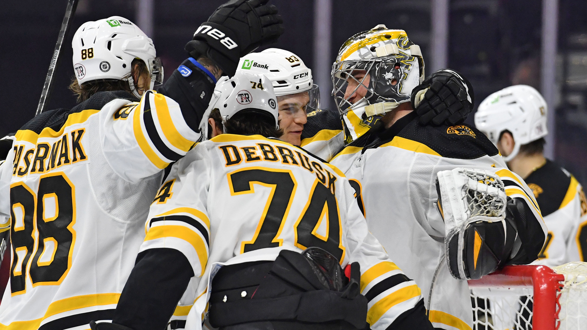 Boston Bruins goaltender Jeremy Swayman