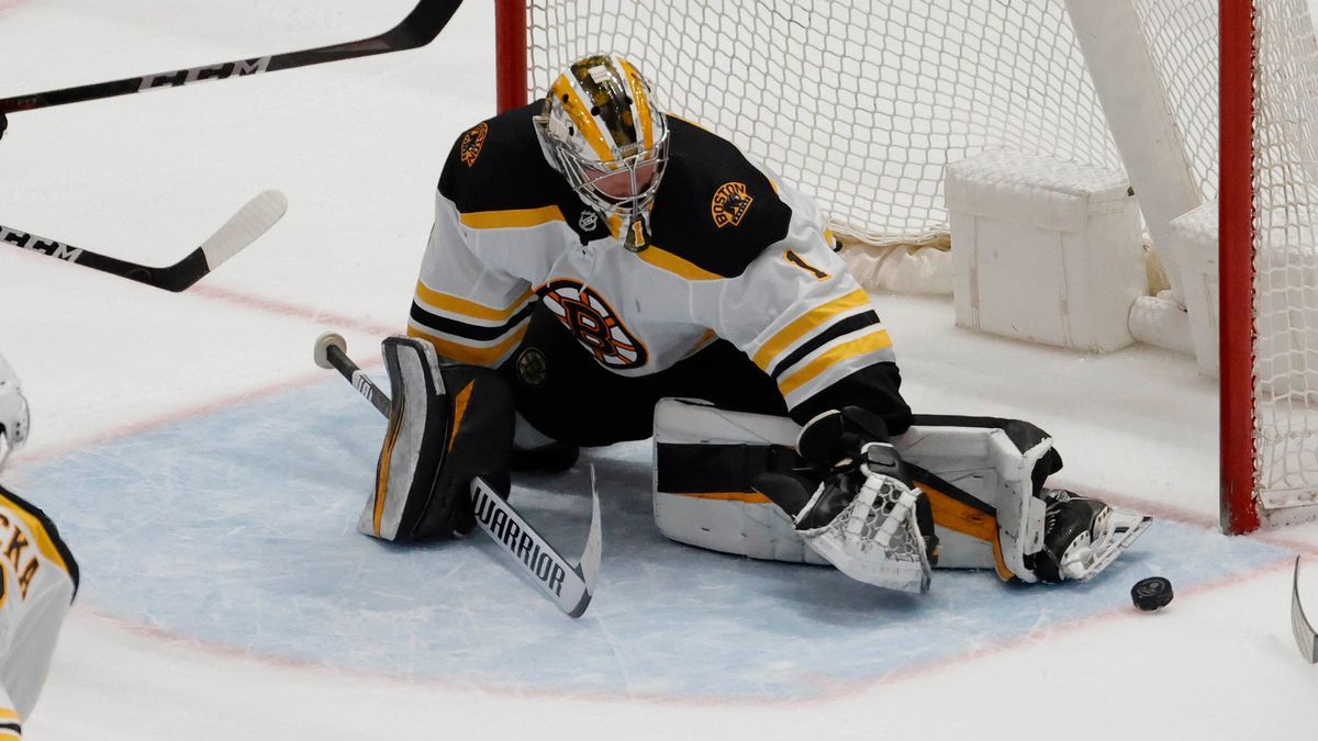 Boston Bruins goalie Jeremy Swayman