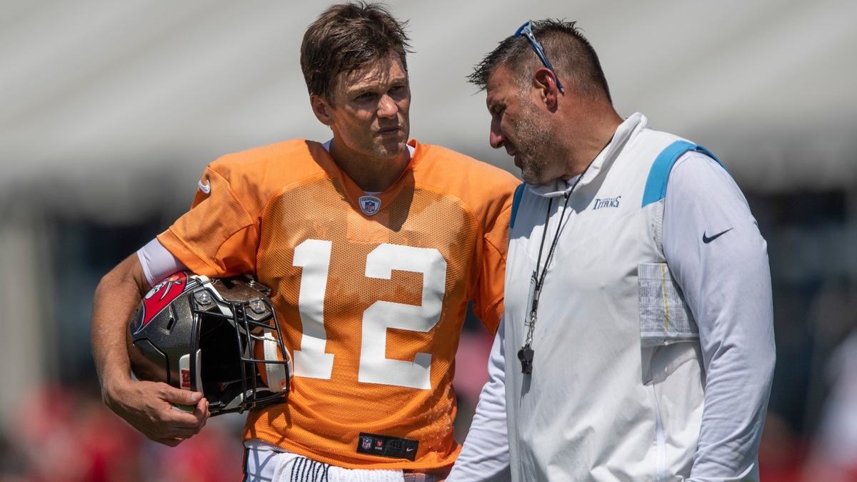 Tampa Bay Buccaneers quarterback Tom Brady, Tennessee Titans head coach Mike Vrabel