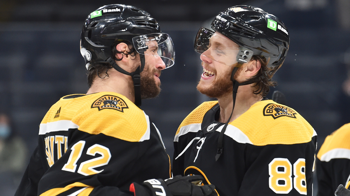 Boston Bruins forwards Craig Smith and David Pastrnak