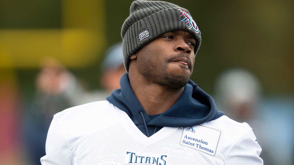 Tennessee Titans running back Adrian Peterson