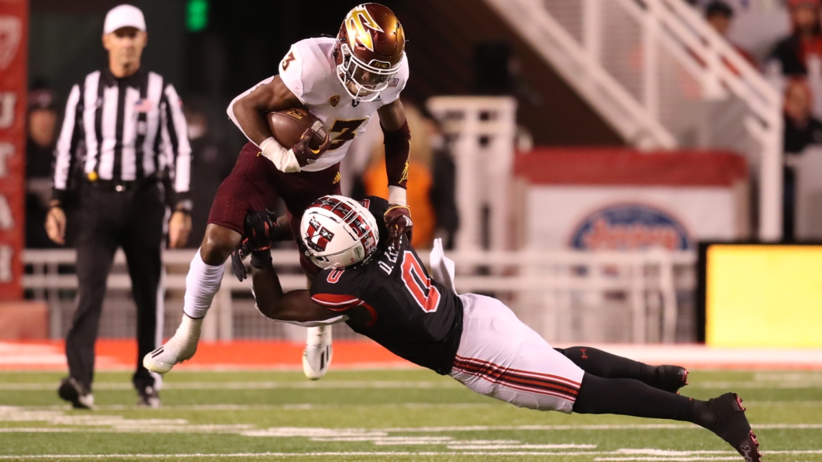 Arizona State Sun Devils running back Rachaad White (3) and Utah Utes linebacker Devin Lloyd (0)