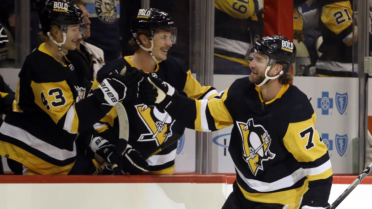 Pittsburgh Penguins center Jeff Carter (77) and teammates