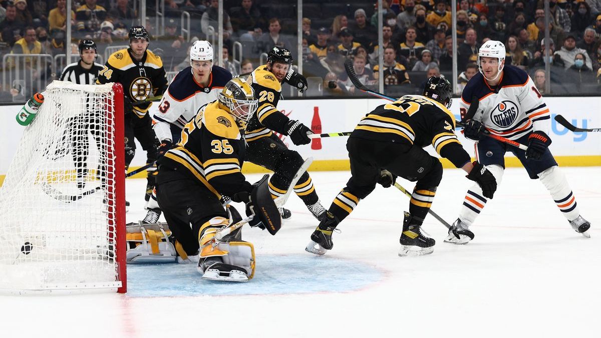 Boston Bruins goalie Linus Ullmark