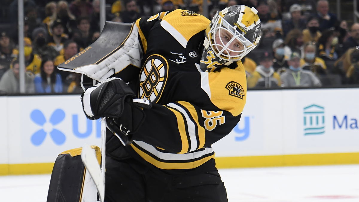 Boston Bruins goalie Linus Ullmark