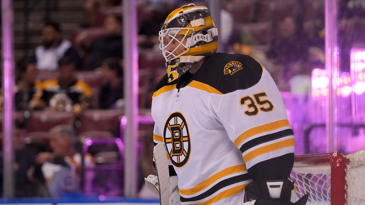 Boston Bruins goalie Linus Ullmark
