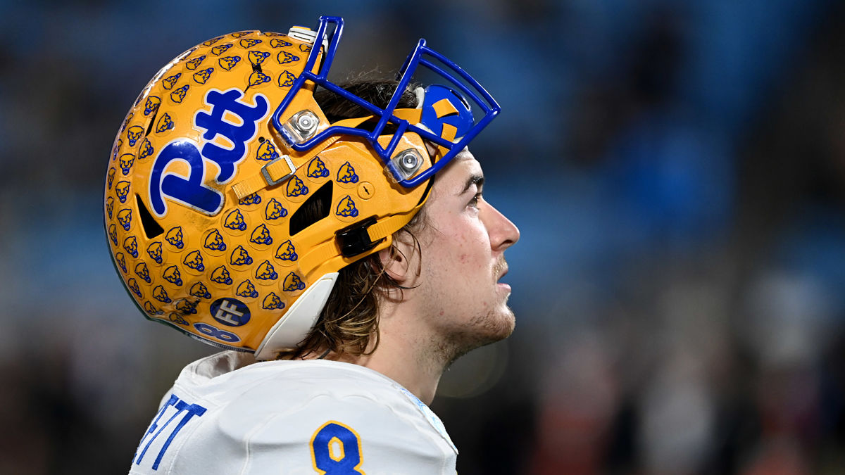 Pittsburgh Panthers quarterback Kenny Pickett