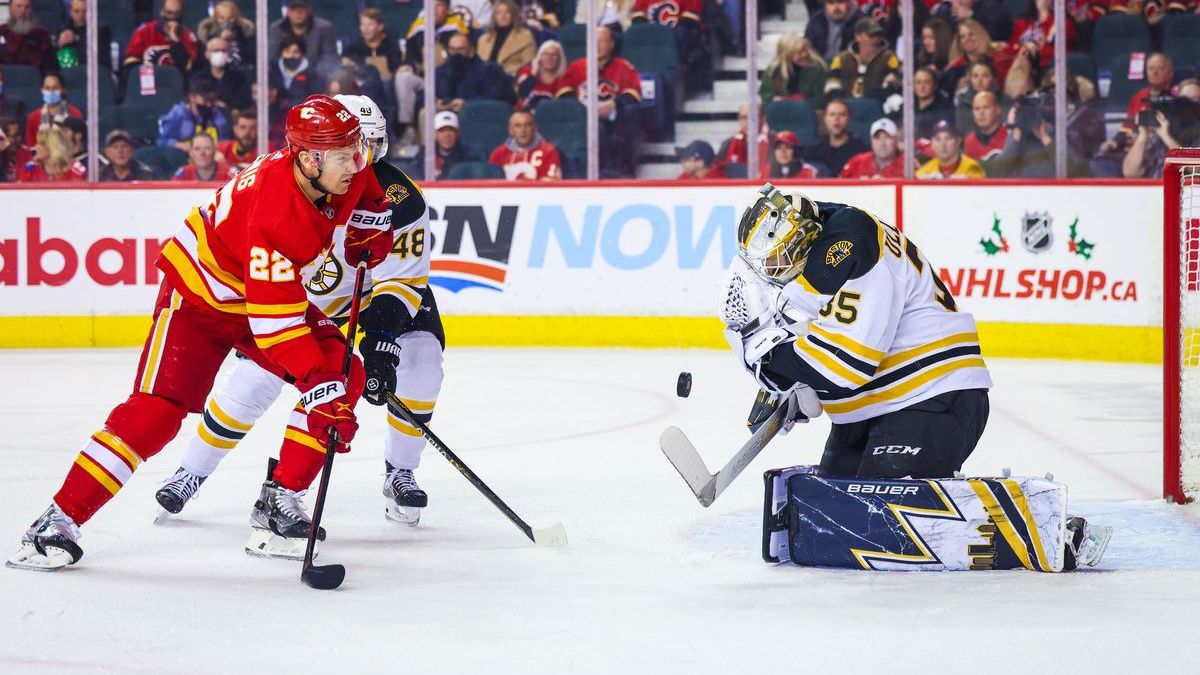 Boston Bruins goalie Linus Ullmark