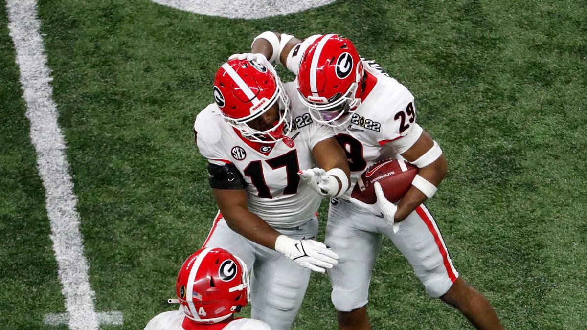 Georgia Bulldogs linebacker Nakobe Dean and defensive back Christopher Smith