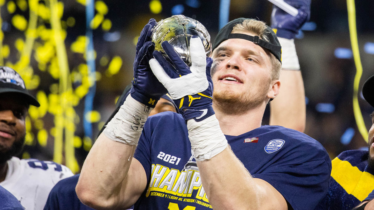 Michigan Wolverines defensive end Aidan Hutchinson