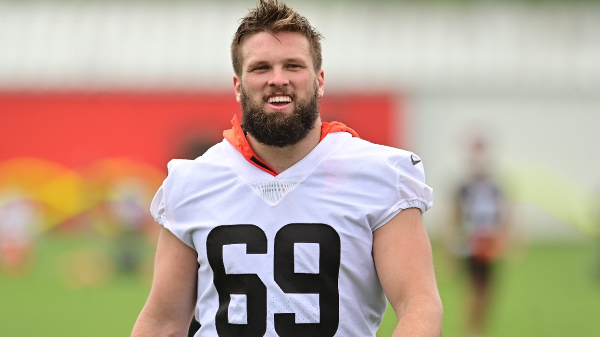 Cleveland Browns linebacker Chase Winovich