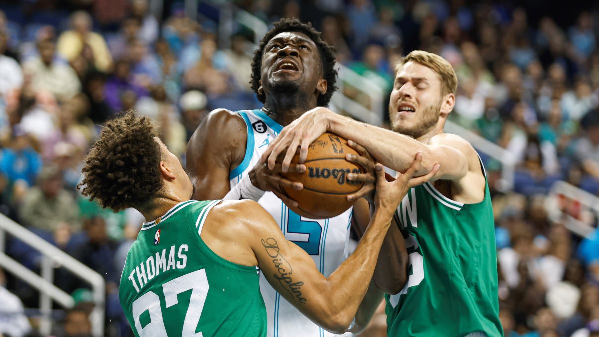 Charlotte Hornets center Mark Williams