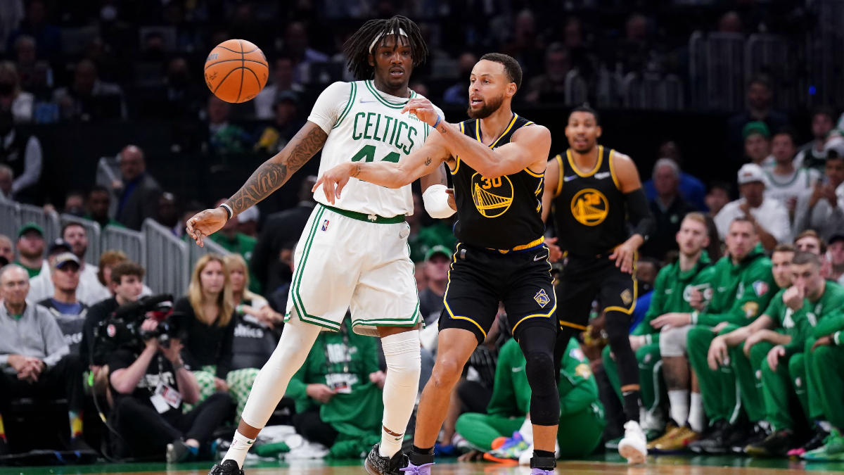 Golden State Warriors guard Stephen Curry, Boston Celtics center Robert Williams