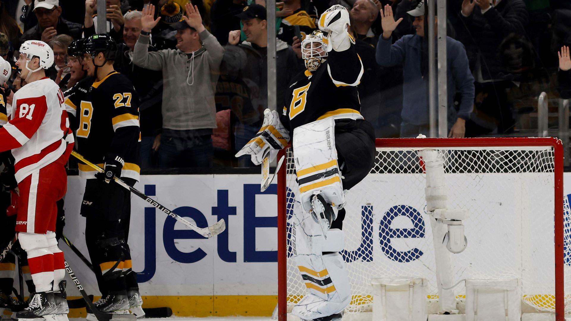 Boston Bruins goalie Linus Ullmark