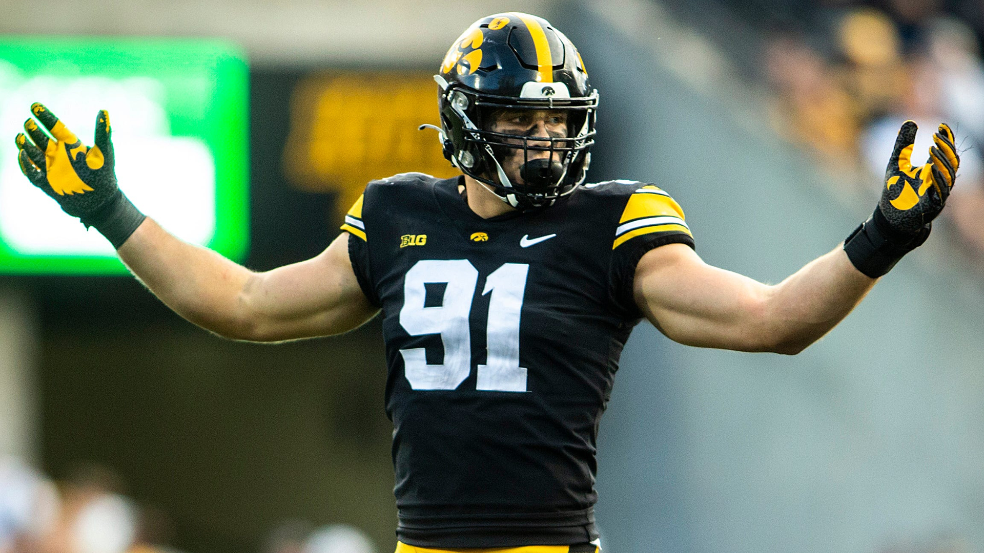Iowa defensive lineman Lukas Van Ness