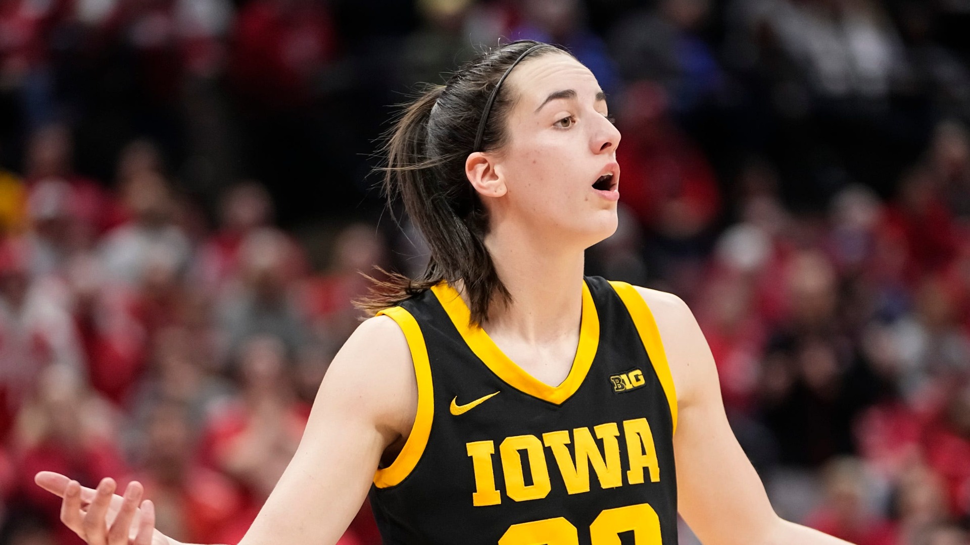 Iowa Hawkeyes guard Caitlin Clark