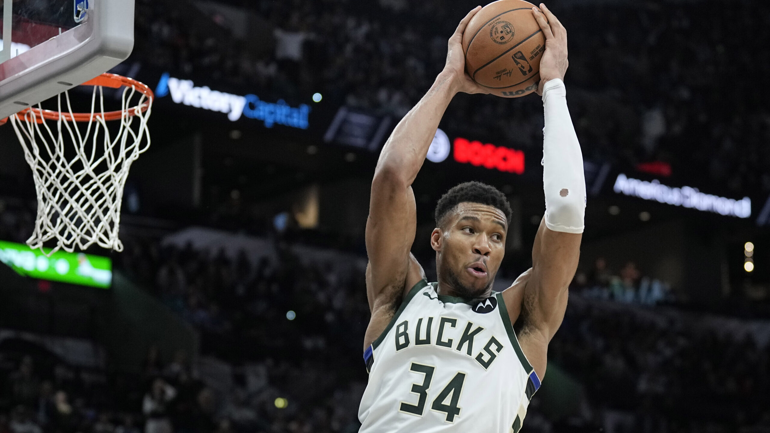 NBA: Milwaukee Bucks at San Antonio Spurs