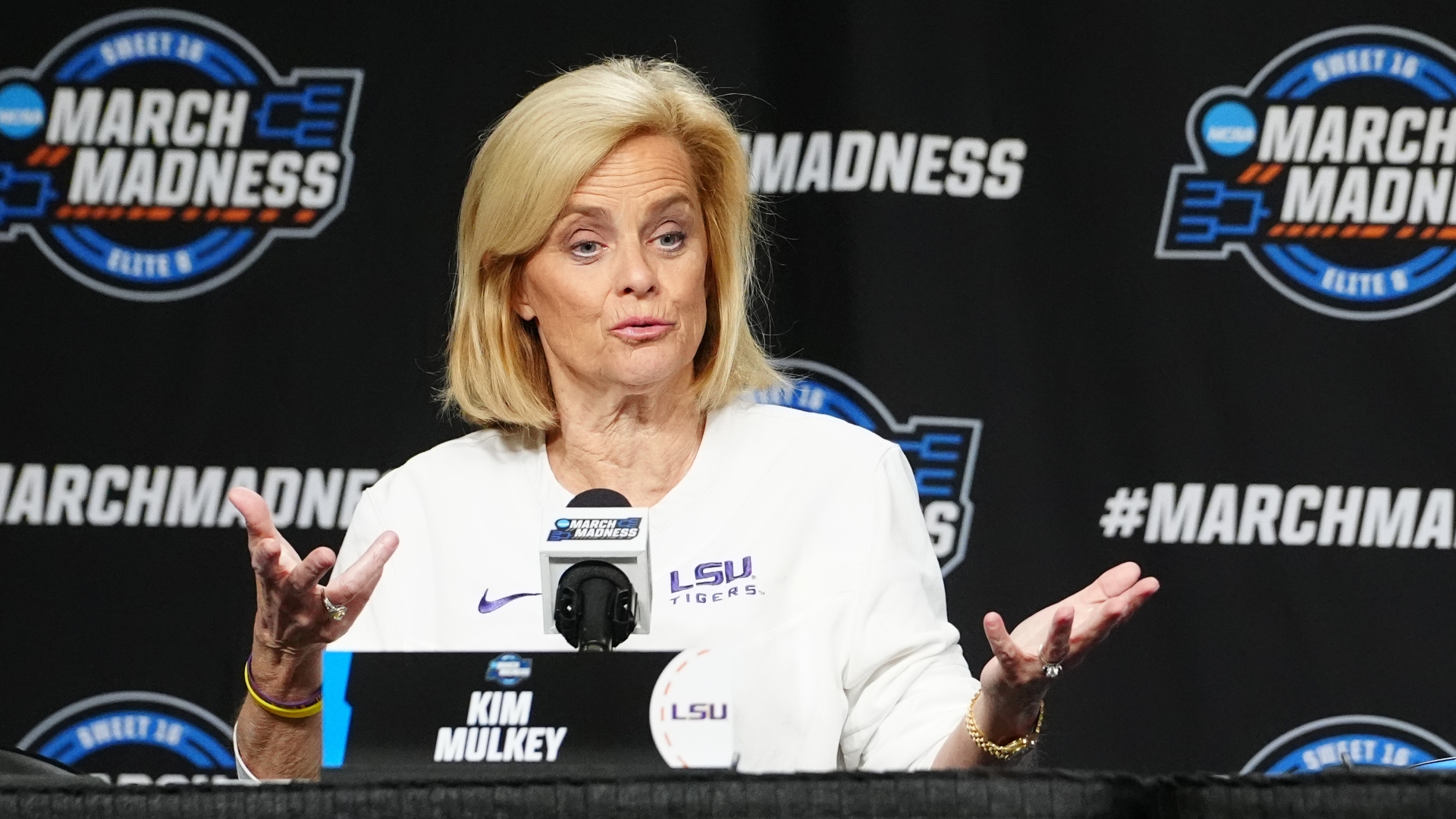 LSU Tigers head coach Kim Mulkey