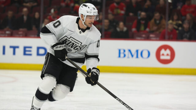 Boston Bruins left wing Tanner Jeannot