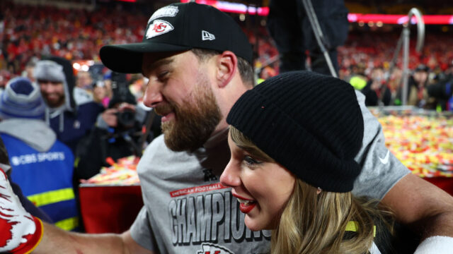 Kansas City Chiefs tight end Travis Kelce and recording artist Taylor Swift