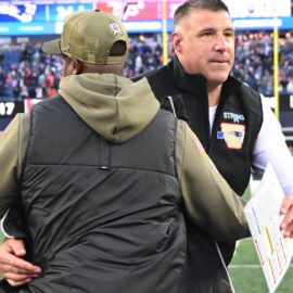 New England Patriots head coach Mike Vrabel and Atlanta Falcons head coach Raheem Morris